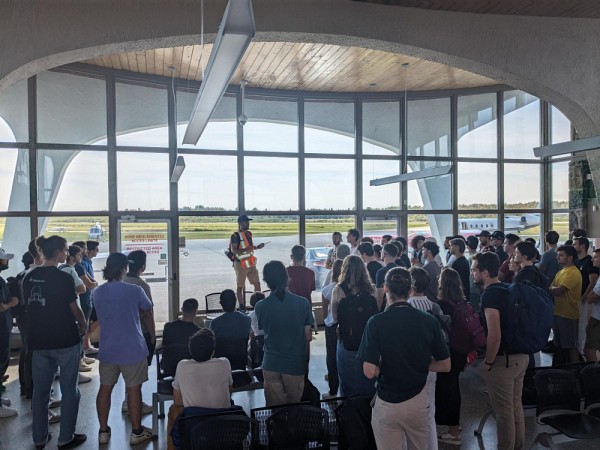 Sous l&rsquo;initiative du Pr David Rancourt, environ 200 &eacute;tudiantes et &eacute;tudiants de son cours en a&eacute;ronautique se rendent chaque ann&eacute;e &agrave; l&rsquo;a&eacute;roport pour un apprentissage concret.