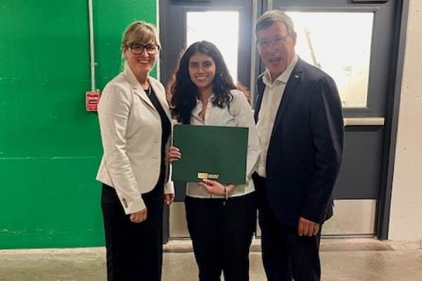 Professeure Isabelle Dionne, vice-rectrice aux &eacute;tudes et &agrave; la vie &eacute;tudiante, Kiyana Fadaei Kermani, &eacute;tudiante en droit et professeur Jean-Pierre Perreault, recteur