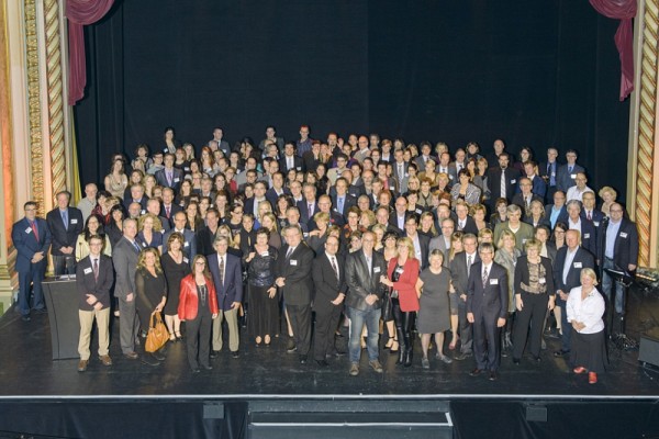 Les dipl&ocirc;m&eacute;s des promotions se terminant par 3 et par 8.