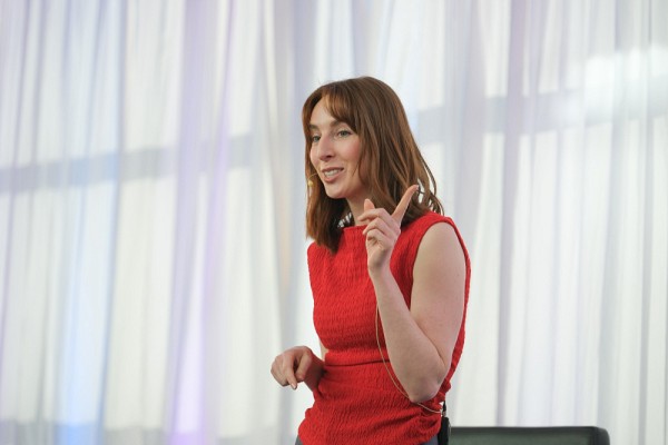 Margot Dessartine, pr&eacute;sentant l'expos&eacute; qui lui a permis de remporter la finale du concours de vulgarisation MT180, &agrave; l'occasion de la C&eacute;l&eacute;bration de la recherche et des &eacute;tudes sup&eacute;rieures, en avril 2025.