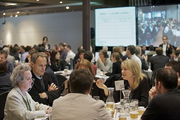Les deux espaces de travail du Centre culturel &eacute;taient r&eacute;unis par le truchement de la vid&eacute;o.