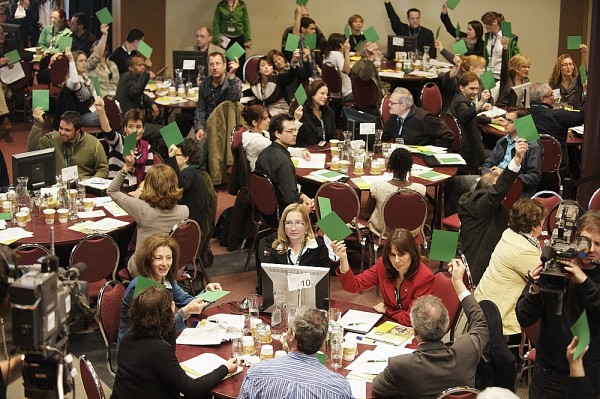 Les gens pouvaient notamment exprimer leur accord en brandissant des cartons color&eacute;s.