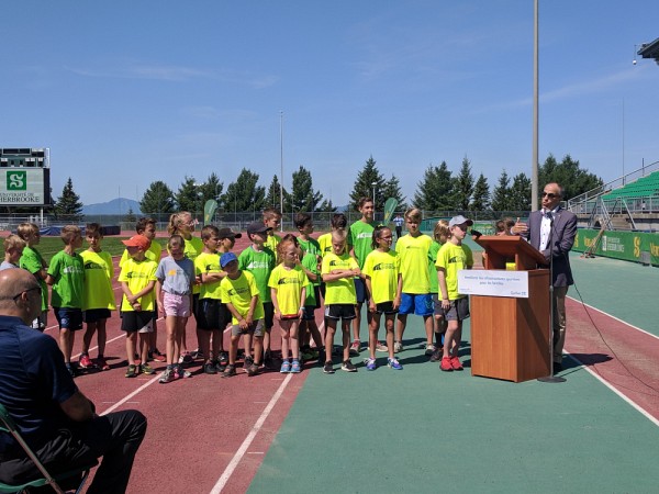 Le recteur de l'UdeS, Pr Pierre Cossette, entour&eacute; des jeunes de l'Acad&eacute;mie d'athl&eacute;tisme du Vert & Or.