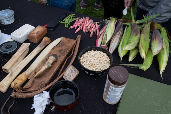 La chef et vulgarisatrice historique Lysanne O&rsquo;Bomsawin a pr&eacute;sent&eacute;, lors d'un &eacute;v&eacute;nement en plein air au moment des r&eacute;coltes, divers outils de cuisine utilis&eacute;s autrefois dans sa communaut&eacute; d&rsquo;Odanak
