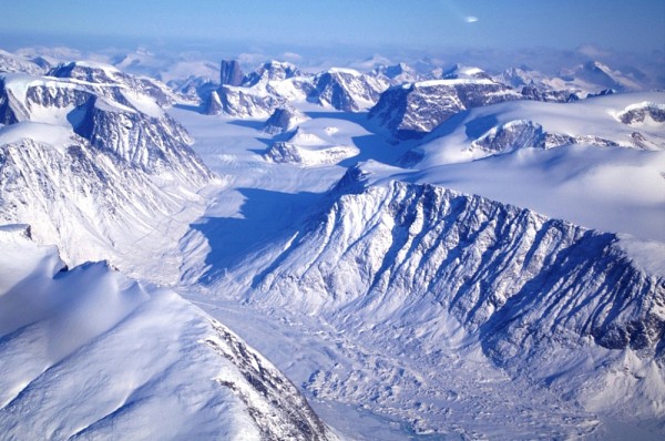 En route vers le glacier Barnes, &agrave; bord d'un avion nolis&eacute;