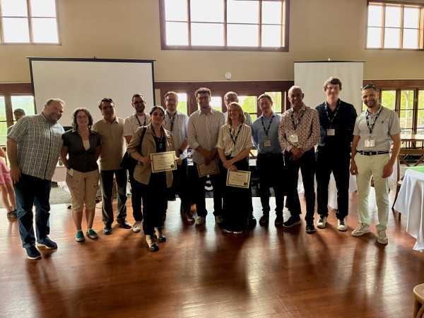 Un moment fort de la journ&eacute;e a &eacute;t&eacute; la s&eacute;ance de pr&eacute;sentations d&rsquo;affiches scientifiques, mettant en lumi&egrave;re les travaux de recherche des &eacute;tudiantes et &eacute;tudiants.