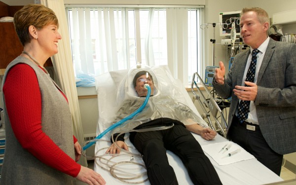 Le professeur Andr&eacute; Carpentier, r&eacute;cipiendaire d&rsquo;une subvention Projet des IRSC et chercheur sur le diab&egrave;te, en compagnie d'un patient partenaire, explique l'essentiel de ses recherches effectu&eacute;es dans son laboratoire &agrave; la ministre Marie-Claude Bibeau.