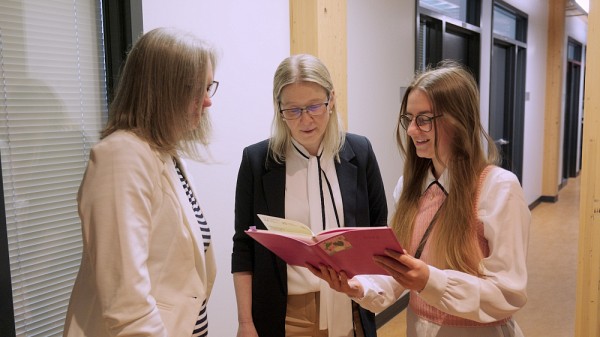 En association avec des organismes, l&rsquo;&eacute;quipe d'Audrey&nbsp;Brassard a d&eacute;velopp&eacute; un questionnaire d'accueil syst&eacute;matique. Chaque personne qui vient chercher de l&rsquo;aide y r&eacute;pond. Ensuite, l&rsquo;&eacute;quipe analyse l&rsquo;information et retourne une synth&egrave;se &agrave; l&rsquo;organisme. Elle en traite entre 4000&nbsp;et&nbsp;5000 par ann&eacute;e.