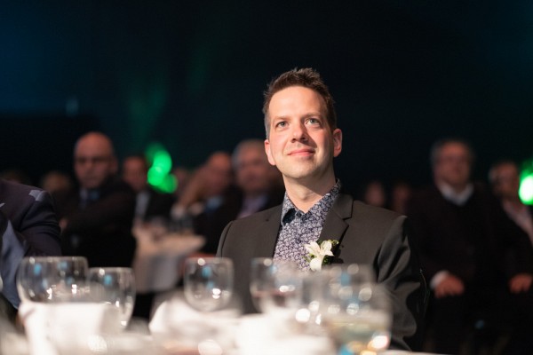 Le laur&eacute;at F&eacute;lix Arguin lors de son hommage.