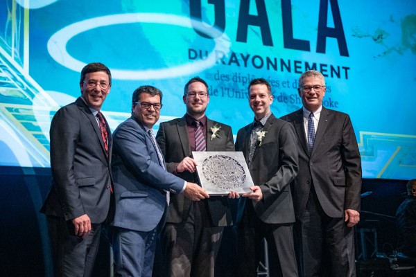 Le vice-recteur &agrave; la recherche et aux &eacute;tudes sup&eacute;rieures, le Pr Jean-Pierre Perreault, le doyen de la Facult&eacute; d'&eacute;ducation, le Pr Serge Striganuk ainsi que monsieur Guy Fauteux, vice-pr&eacute;sident &ndash; R&eacute;gion des Cantons-de-l&rsquo;Est chez Raymond Chabot Grant Thornton ont remis le prix aux nouveaux Ambassadeurs.