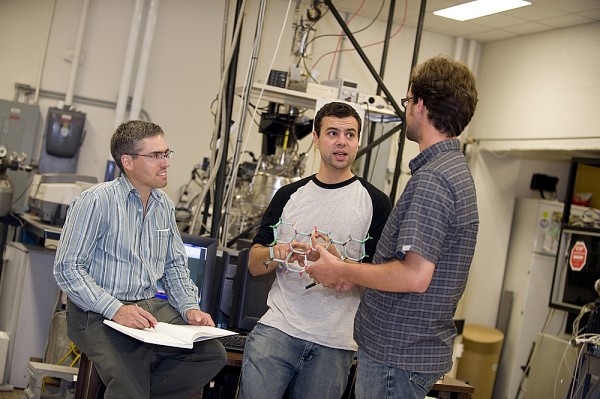Patrick Ayotte et des &eacute;tudiants dans son laboratoire de cin&eacute;tique et dynamique sur les glaces.