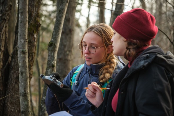 La proximit&eacute; avec le mont Bellevue permet aux &eacute;tudiantes et aux &eacute;tudiants de mettre leurs acquis en pratique.