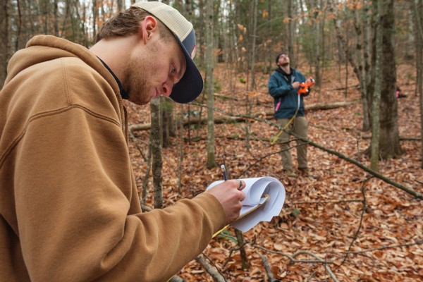 Beau temps, mauvais temps, les groupes &eacute;tudiants en &eacute;cologie vont en nature pour consolider leurs apprentissages.