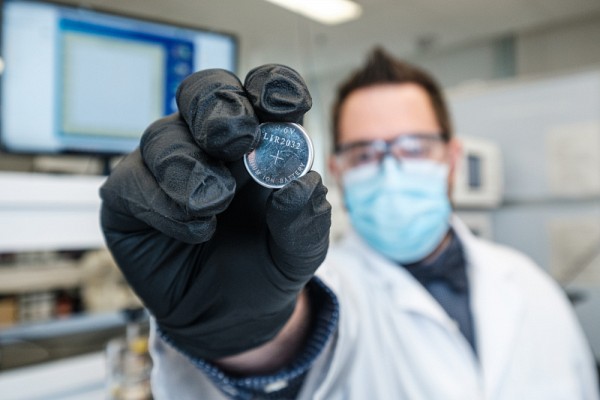 Vincent St-Onge, &eacute;tudiant au doctorat en chimie, pr&eacute;sentant un prototype de batterie comprenant le nouveau compos&eacute;.