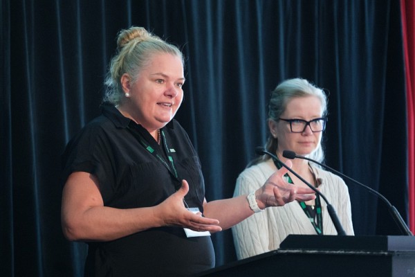 Professeure Anne Lessard, vice-rectrice &agrave; la recherche et vice rectrice aux relations internationales, et Patricia Fournier, vice-rectrice adjointe au d&eacute;veloppement de la recherche.
