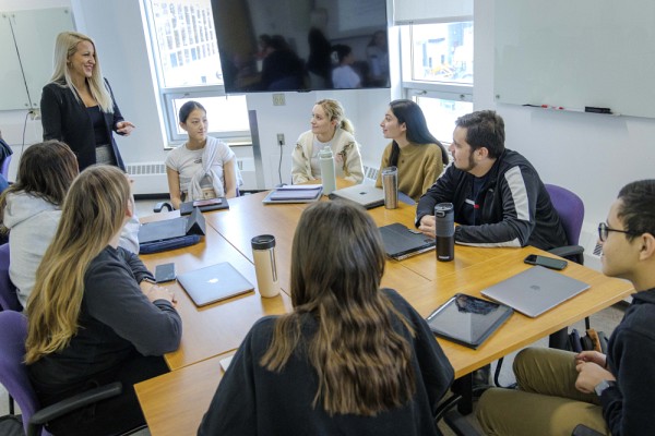 Le personnel enseignant est encourag&eacute; &agrave; questionner les &eacute;tudiants plut&ocirc;t qu&rsquo;&agrave; les corriger. Il les questionne, par exemple, &agrave; propos de leurs pr&eacute;jug&eacute;s conscients et inconscients et il les accompagne dans leur cheminement. C&rsquo;est une logique d&rsquo;apprentissage qui est transformatrice.