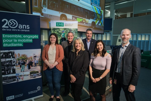 Le renouvellement de l'entente s'est tenu le 18 d&eacute;cembre &agrave; l'UdeS. Sur la photo : Gabrielle Crevier, directrice g&eacute;n&eacute;rale du REMDUS; Patrice Cordeau,&nbsp;vice-recteur adjoint au d&eacute;veloppement durable &agrave; l'UdeS; Denyse R&eacute;millard, rectrice adjointe et vice-rectrice &agrave; l&rsquo;administration et au d&eacute;veloppement durable &agrave; l'UdeS; Charles Vincent, directeur g&eacute;n&eacute;ral du Service de la mobilit&eacute;, de la s&eacute;curit&eacute; et de la pr&eacute;vention &agrave; l'UdeS; Laure Letarte-Lavoie, pr&eacute;sidente de la STS; et&nbsp;Patrick Dobson, directeur g&eacute;n&eacute;ral de la STS.