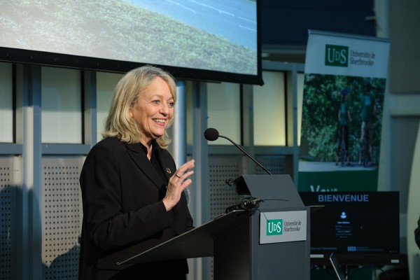 La professeure Denyse R&eacute;millard, rectrice adjointe et vice-rectrice &agrave; l&rsquo;administration et au d&eacute;veloppement durable &agrave; l&rsquo;UdeS, a soulign&eacute; avec fiert&eacute; les 20 ans du programme et le renouvellement de l'entente.