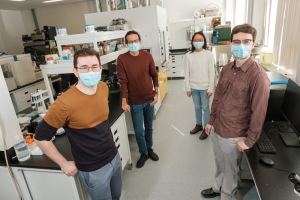 L'&eacute;quipe de recherche compte des chimistes, des personnes sp&eacute;cialis&eacute;es en ing&eacute;nierie et m&ecirc;me un pharmacien de formation. 