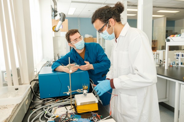 L'encadrement des &eacute;tudiantes et des &eacute;tudiants est l'un des aspects de la recherche qui comble le plus le professeur Dauphin Ducharme.