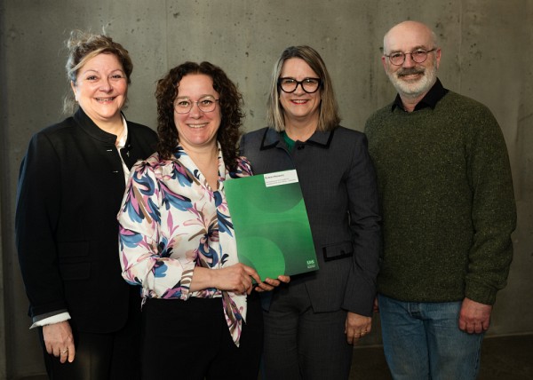 La laur&eacute;ate Karine Pr&eacute;mont, accompagn&eacute;e de la doyenne Anick Lessard, de la vice-doyenne &agrave; l&rsquo;enseignement et &agrave; la formation pratique Nathalie Delli Colli et du directeur de l&rsquo;&Eacute;cole de politique appliqu&eacute;e Serge Granger.
