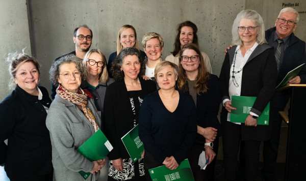 Plusieurs membres de l'&eacute;quipe des microprogrammes de 2e cycle en soutien-conseil et intervention en g&eacute;rontologie : Matthieu Vincenot, la professeure Chantal Viscogliosi, Myl&egrave;ne Salles, M&eacute;lisa Audet, Alexandra &Eacute;thier, les professeures M&eacute;lanie Couture et Samu&egrave;le R&eacute;millard-Boilard, Louise Belzile et Camille Dolbec, en compagnie de la doyenne Anick Lessard, de la vice-doyenne &agrave; l&rsquo;enseignement et &agrave; la formation pratique Nathalie Delli Colli et de la directrice de l&rsquo;&Eacute;cole de travail social M&eacute;lanie Bourque.