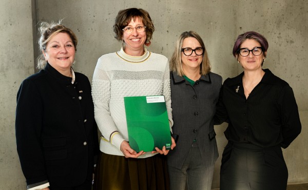La laur&eacute;ate Katherine P&eacute;russe, accompagn&eacute;e de la doyenne Anick Lessard, de la vice-doyenne &agrave; l&rsquo;enseignement et &agrave; la formation pratique Nathalie Delli Colli et de la directrice du Centre de langues et vice-doyenne au d&eacute;veloppement et &agrave; l'international Isabelle Lacroix.