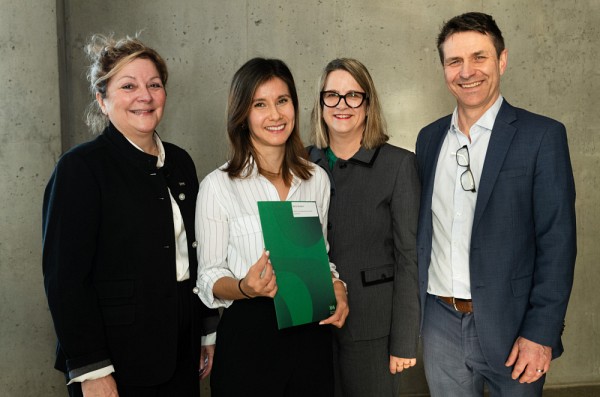 La laur&eacute;ate Ir&egrave;ne Samson, accompagn&eacute;e de la doyenne Anick Lessard, de la vice-doyenne &agrave; l&rsquo;enseignement et &agrave; la formation pratique Nathalie Delli Colli et du repr&eacute;sentant du D&eacute;partement de psychologie Fran&ccedil;ois Courcy.
