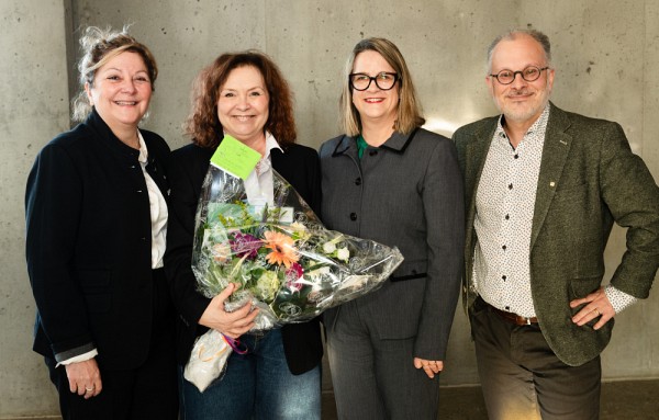 La laur&eacute;ate Genevi&egrave;ve Dumas, accompagn&eacute;e de la doyenne Anick Lessard, de la vice-doyenne &agrave; l&rsquo;enseignement et &agrave; la formation pratique Nathalie Delli Colli et du directeur du&nbsp; D&eacute;partement d&rsquo;histoire Harold B&eacute;rub&eacute;.