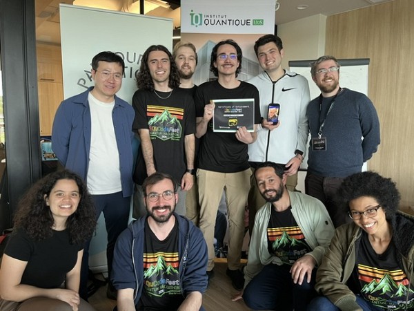 L'&eacute;quipe Compile-moi si tu peux de l&rsquo;Universit&eacute; de Sherbrooke&nbsp;qui s'est distingu&eacute;e par la solidit&eacute; technique de sa solution et la clart&eacute; de sa pr&eacute;sentation accompagn&eacute;e des membres du jury.