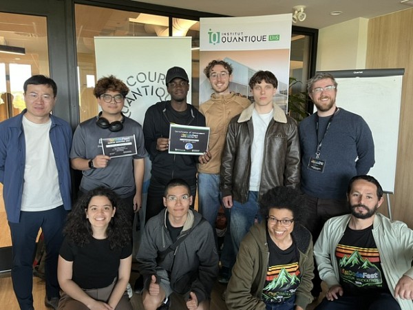 L'&eacute;quipe Quantum Concordia a remport&eacute; le prix pour la cr&eacute;ativit&eacute; accompagn&eacute;e des membres du jury.