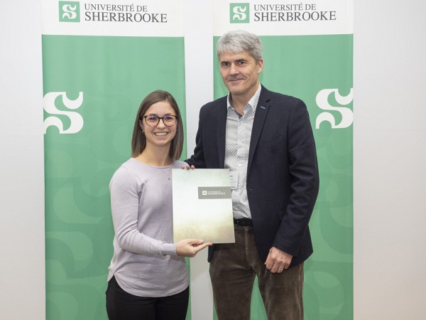 Le vice-doyen Alain Delisle en compagnie de Jolaine Desautels, une des r&eacute;cipiendaires du Prix d&rsquo;excellence en recherche au premier cycle de la revue Physiologie appliqu&eacute;e, nutrition et m&eacute;tabolisme.