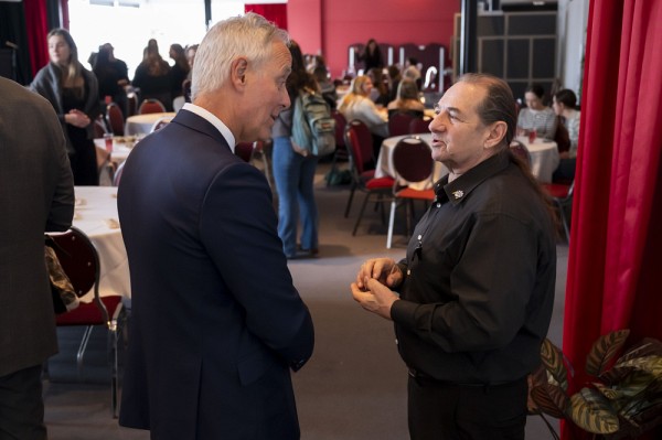 Le juge en chef de la Cour du Qu&eacute;bec, Henri Richard, et le chef du Conseil des Ab&eacute;nakis d&rsquo;Odanak, Richard O&rsquo;Bomsawin