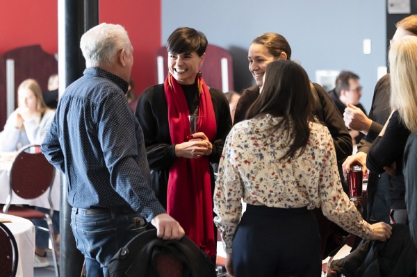 M. Michel Durant Nolett,&nbsp;gardien des savoirs botaniques et forestiers de la Nation W8banaki, Me Fany O'Bomsawin, Me Pascale O'Bomsawin et, de dos, Suzie O'Bomsawin, directrice g&eacute;n&eacute;rale adjointe du Conseil des Ab&eacute;nakis d'Odanak et copr&eacute;sidente du Comit&eacute; institutionnel pour les Premiers Peuples de l'Universit&eacute; de Sherbrooke
