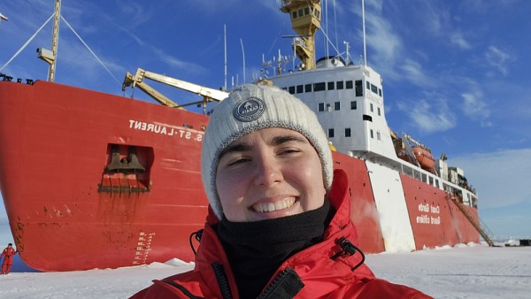 La doctorante en chimie Magali Pucet devant le navire de la garde c&ocirc;ti&egrave;re canadienne Louis S. St-Laurent, durant sa premi&egrave;re mission de recherche en Arctique