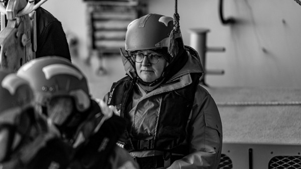 C&eacute;line Gu&eacute;guen &agrave; bord du NCSM Margaret Brooke, en pr&eacute;paration d'une sortie de pr&eacute;l&egrave;vement d'&eacute;chantillons.