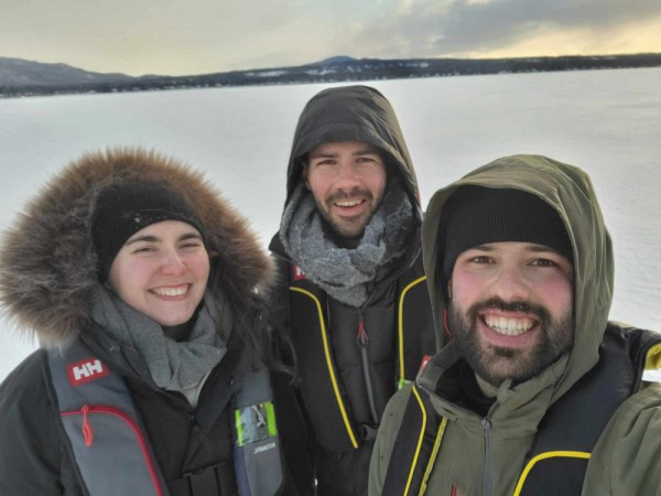Magali Pucet (&agrave; g.) et Cl&eacute;ment F&eacute;riot (au centre) partiront d&egrave;s l'automne 2025 vers des missions de recherche sur la pr&eacute;sence du carbone terrig&egrave;ne dans les eaux de l'Arctique. On les aper&ccedil;oit ici en sortie-terrain sur le lac Memphr&eacute;magog gel&eacute;.
