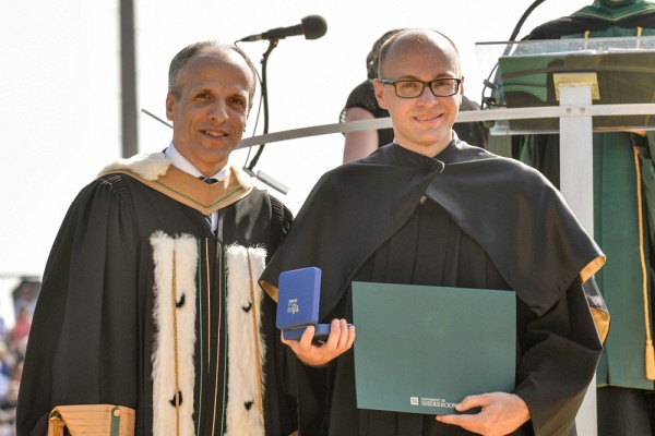 Le recteur Pierre Cossette et&nbsp;David Provencher