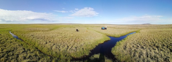Pr&egrave;s de Cambridge Bay, Nunavut, en face du passage du Nord-Ouest, le professeur Bouchard a capt&eacute; de petites&nbsp;mares au-dessus de coins de glace qui fondent partiellement au sommet, g&eacute;n&eacute;rant de l&rsquo;eau en surface.