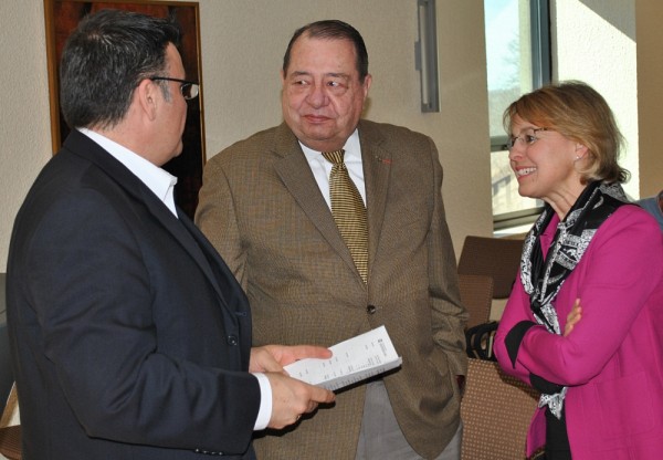Me Robert Normand, ambassadeur de la Facult&eacute;, en compagnie de Charles Lamoureux, gestionnaire en philanthropie, et d'&Eacute;liane-Marie Gaulin, secr&eacute;taire de facult&eacute; et directrice des affaires &eacute;tudiantes.