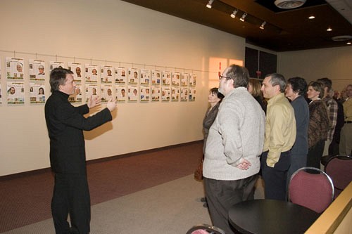 Le recteur Bruno-Marie Béchard présente aux leaders leurs portraits réunis dans le foyer Mont-Orford.
