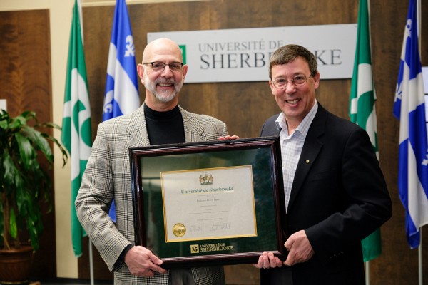 &Agrave; gauche, Robert Ingari, r&eacute;cipiendaire du Prix de la recherche et de la cr&eacute;ation, cat&eacute;gorie Sciences humaines et sociales