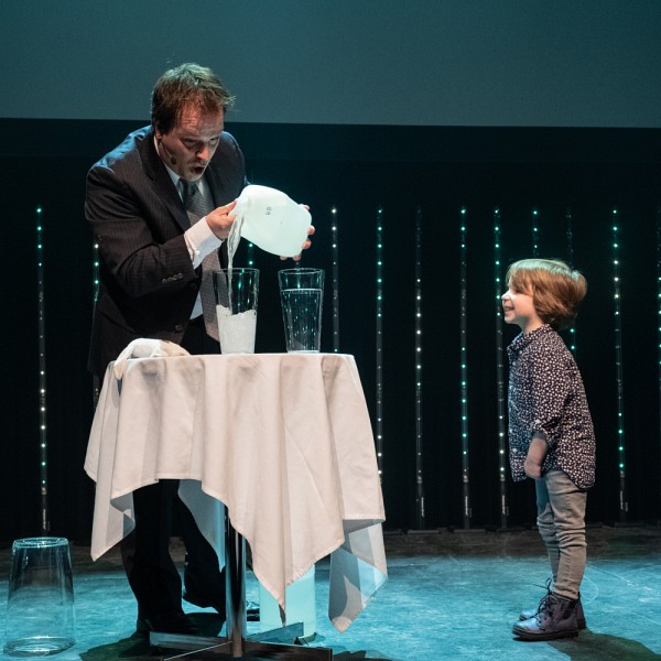 Yannick Bergeron et son assistant pour l'exp&eacute;rience, le jeune Julien