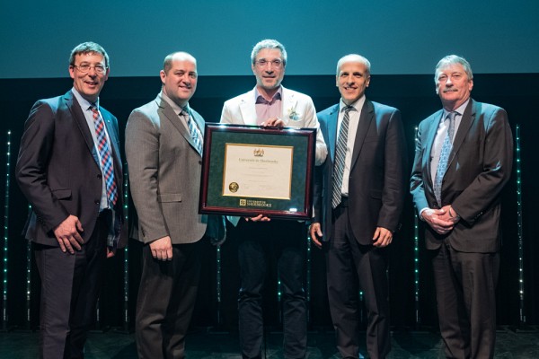 Au centre, Luigi Bouchard, r&eacute;cipiendaire du prix Tremplin, cat&eacute;gorie M&eacute;decine et sciences de la sant&eacute;