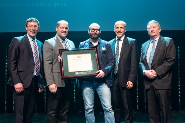Au centre, Mathieu Robert, r&eacute;cipiendaire du prix Tremplin, cat&eacute;gorie Sciences naturelles et g&eacute;nie