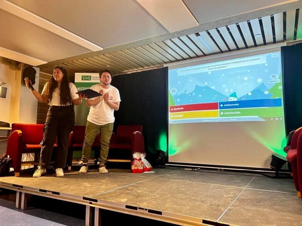 Lors de la soir&eacute;e Carri&egrave;res en histoire, un quiz historique a &eacute;t&eacute; organis&eacute; pour le plus grand plaisir des personnes participantes. Il &eacute;tait anim&eacute; par Yasmine Benazzouz et Laurent D&eacute;patie.