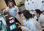 La professeure Fanie Pelletier anime l'atelier Love Fish Story