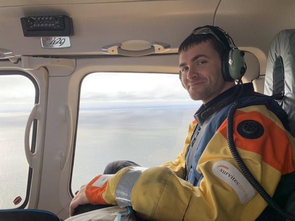 Th&eacute;o Garnier, dont les travaux sont dirig&eacute;s par la professeure Fanie Pelletier, en h&eacute;licopt&egrave;re avant d'effectuer un recensement de phoques gris