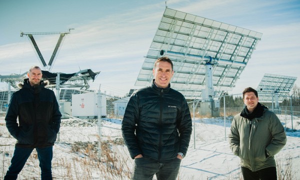 Maxime&nbsp;Darnon, coordonnateur du projet au 3IT, Yann Benoit,&nbsp;directeur national, approvisionnement du r&eacute;seau et assurance du service&nbsp;pour&nbsp;Bell,&nbsp;et Jacques-Alexandre Fortin,&nbsp;du Groupe de partenariats d'affaires de l'UdeS, devant le parc solaire de l'Universit&eacute;.&nbsp;