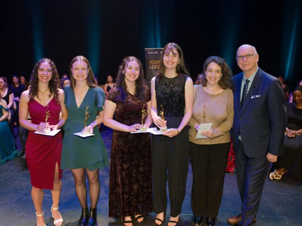 M. Mario Asselin, d&eacute;put&eacute; de Vanier-Les&nbsp;Rivi&egrave;re et adjoint parlementaire de la ministre de l&rsquo;Enseignement sup&eacute;rieur et repr&eacute;sentant pour le minist&egrave;re de l&rsquo;&Eacute;conomie, de l&rsquo;Innovation et de l&rsquo;&Eacute;nergie, remet cinq prix Excelle Science d&rsquo;un montant de 2 500 $ chacun.De gauche &agrave; droite : Floriane Beaudin, Sandrine Gagn&eacute;, L&eacute;a Mathieu, Marisol Uriza, Marianne Fran&ccedil;ois (laur&eacute;ate absente et remplac&eacute;e par sa m&egrave;re Laurence Fran&ccedil;ois) et Mario Asselin.